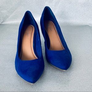 Cobalt blue suede heels 👠